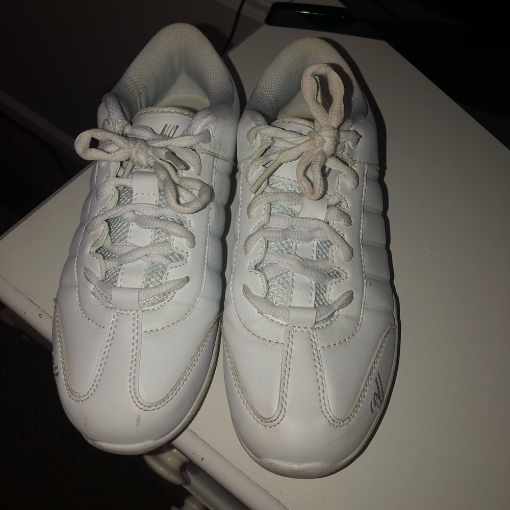 Cheer shoes